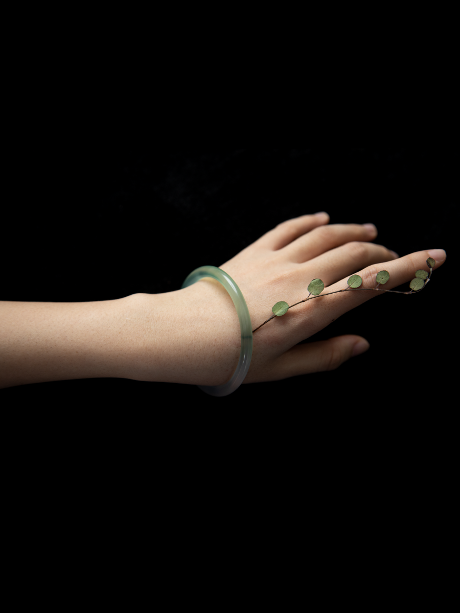 Green and white natural thin bracelet