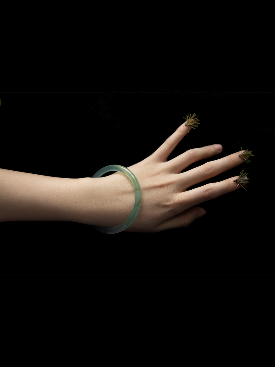 Green and white natural thin bracelet